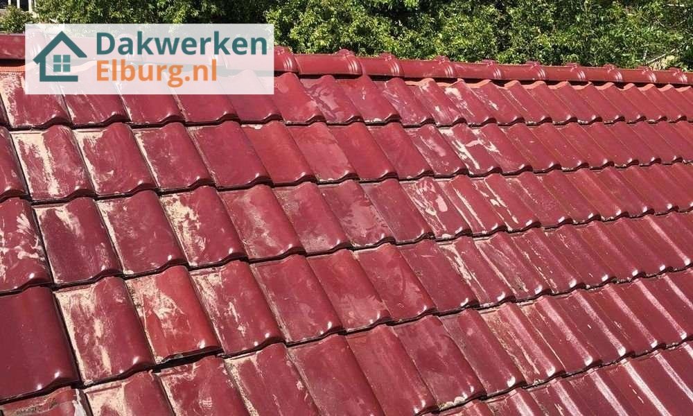 Rood pannendak aangelegd door dakdekker Rood pannendak aangelegd door dakdekker